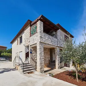 Red Karmenita Apartment